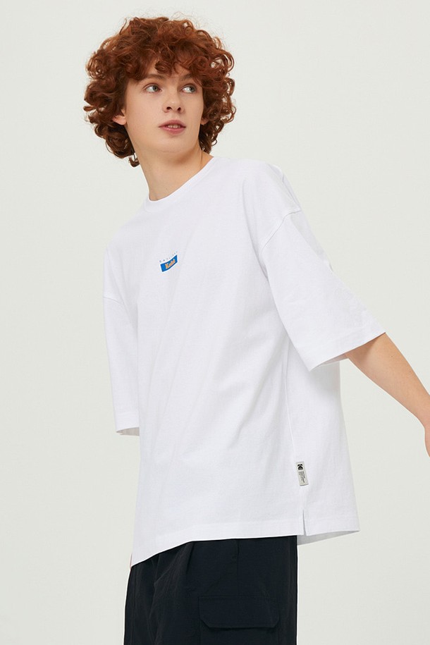 에센셜 빅그래픽 반팔 티셔츠 WHITE는 베이직하고 캐주얼한 스타일의 남녀 공용 티셔츠입니다. 봄, 여름 시즌에 적합하며, 부드러운 면 소재로 제작되어 편안한 착용감을 선사합니다. 라운드넥과 오버핏 디자인으로 트렌디함을 더하고, 뒷면에 빅 그래픽 프린팅으로 포인트를 주었습니다. 비침 없이 형태 유지력이 뛰어나며, 일상에서 폭넓게 활용하기 좋습니다.
