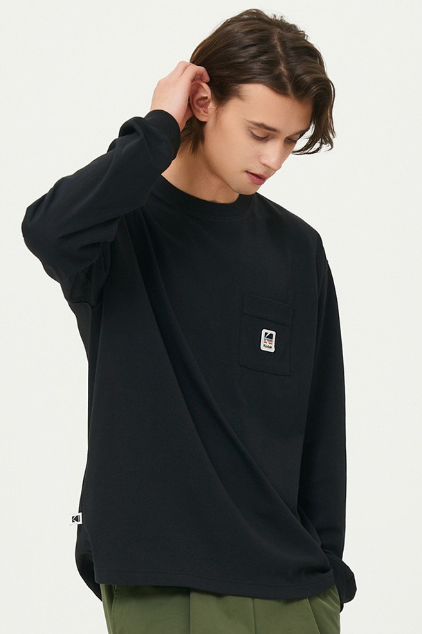 에어로쿨 포켓 긴팔 티셔츠 BLACK는 가볍고 시원한 착용감을 선사하는 남녀 공용 긴팔 티셔츠입니다. 봄, 여름 시즌에 적합하며, 흡습 및 속건 기능의 에어로쿨 원사를 사용하여 쾌적함을 유지합니다. 가슴 포켓 포인트와 클로버 모양의 특수 단면 원사 적용으로 베이직하면서도 캐주얼한 스타일을 연출합니다. 세미오버핏 라운드넥 디자인으로 편안하게 착용 가능하며, 동네 마실룩이나 산책룩에 활용하기 좋습니다. 블랙, 화이트, 화이트멜란지 세 가지 컬러로 출시되었습니다.
