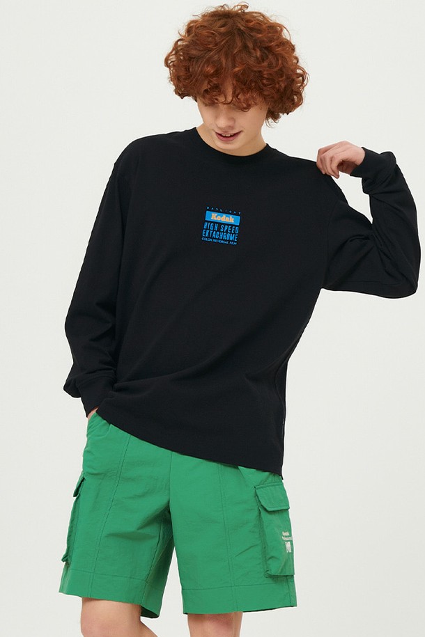 에센셜 스몰 워딩 긴팔 티셔츠 BLACK는 베이직하고 캐주얼한 스타일의 공용 긴팔 티셔츠입니다. 봄, 가을에 적합하며, 부드러운 촉감의 면 소재로 제작되어 편안한 착용감을 선사합니다. 레귤러 기장에 오버핏으로 디자인되었으며, 라운드넥과 긴소매로 편안함을 더했습니다. 블랙 컬러에 로고 및 그래픽 패턴이 포인트로 더해졌으며, 리브 소매단과 헤비코튼 소재로 형태 유지력이 우수합니다. 동네 마실룩, 카페룩 등 다양한 TPO에 활용하기 좋으며, 캐주얼, 미니멀, 클래식 스타일을 즐기는 분들께 추천합니다.
