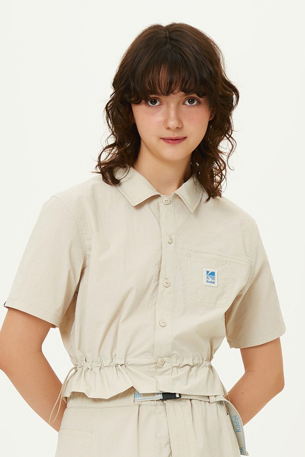 **브리즈 반팔 셔츠 우먼 아이보리**는 여름 시즌, 캐주얼하고 미니멀한 스타일을 연출하기 좋은 여성용 반팔 셔츠입니다. 가볍고 시원한 나일론, 폴리우레탄 혼방 소재로 제작되어 편안한 착용감을 제공하며, 세미 오버핏으로 트렌디한 핏을 연출합니다. 셔츠 칼라와 앞판 포켓 디자인이 특징이며, 밑단 스트링으로 플레어 스타일을 더해 여성스러운 무드를 더할 수 있습니다. 아이보리, 오렌지, 블랙 3가지 색상으로 출시되었으며, 브리즈 시리즈와 함께 셋업으로 스타일링하여 더욱 멋스러운 룩을 완성할 수 있습니다. 일상, 카페, 휴가 등 다양한 TPO에 활용하기 좋습니다.
