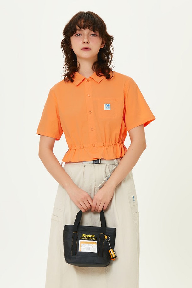 메일러 투웨이 크로스백 BLACK은 미니멀하고 베이직한 디자인의 여성 크로스백입니다. 폴리우레탄 소재로 제작되었으며, 사각형 모양에 무지 패턴으로 어떤 스타일에도 잘 어울립니다. 2-WAY 스트랩으로 크로스백과 토트백 두 가지 스타일로 연출 가능하며, 메일러 아카이브 디자인과 필름 키링 장식이 특징입니다. 데이트룩, 쇼핑룩 등 일상에서 활용하기 좋은 아이템으로, 미니멀, 클래식, 캐주얼 스타일을 즐기는 분들께 추천합니다.
