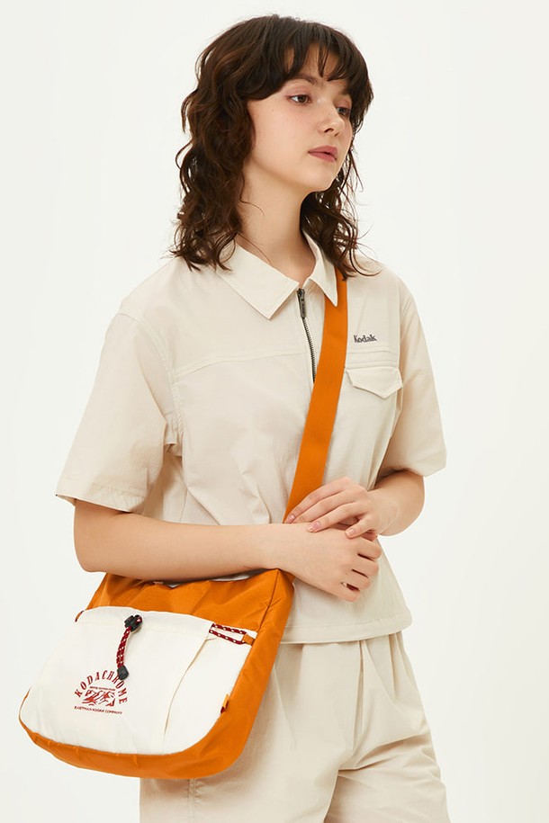 아이보리 컬러의 립스탑 미디엄 크로스백입니다. 가볍고 튼튼한 립스탑 나일론 소재로 제작되었으며, 사각 형태의 미디엄 사이즈로 넉넉한 수납 공간을 제공합니다. 탈부착 가능한 스트랩과 키링 디자인으로 다양한 스타일 연출이 가능하며, 투웨이 지퍼 잠금 방식으로 편리하게 소지품을 보관할 수 있습니다. 여행룩, 미니멀, 캐주얼 스타일을 즐겨 입는 여성분들께 추천하는 데일리 크로스백입니다. 아이보리와 카키 두 가지 색상으로 만나보세요.
