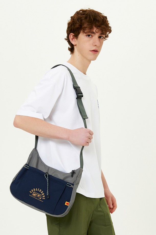 카키 색상의 립스탑 미디엄 크로스백입니다. 폴리에스터와 나일론 혼방의 립스탑 소재로 제작되어 튼튼하며, 여행룩과 캐주얼, 미니멀 스타일을 연출하기 좋습니다. 사각형 디자인에 투웨이 지퍼와 전면 스트랩, 탈부착 가능한 스트랩이 있어 실용적입니다. 키링 장식으로 포인트를 주었으며, 넉넉한 수납 공간으로 여행 및 일상에서 활용하기 좋습니다. 블랙, 아이보리 색상도 준비되어 있습니다.
