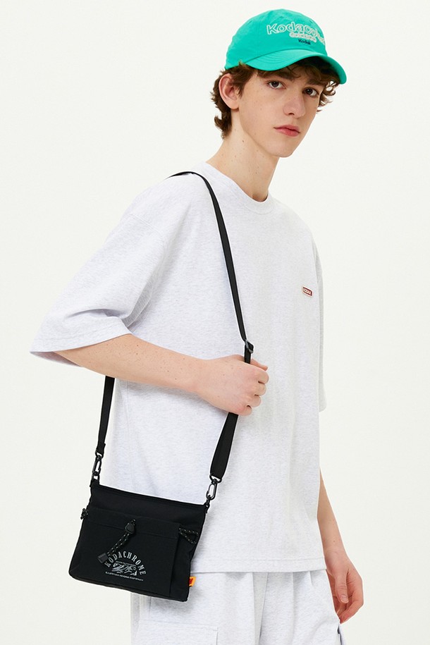 리프스탑 미니 크로스백 BLACK은 여행룩과 산책룩에 어울리는 미니멀, 캐주얼, 클래식 스타일의 여성용 크로스백입니다. 나일론과 폴리에스테르 소재로 제작되어 가볍고 튼튼하며, 블랙, 네이비, 아이보리, 카키 네 가지 색상으로 출시되었습니다. 사각 형태에 탈부착 가능한 스트랩과 투웨이 지퍼, 전면 스트랩 디테일이 돋보이며, 키링이 포함되어 실용성을 더했습니다. 가방 내부 물품을 안전하게 보관할 수 있는 지퍼형 잠금 방식을 사용했으며, 일상생활과 여행 시 편리하게 활용할 수 있습니다.
