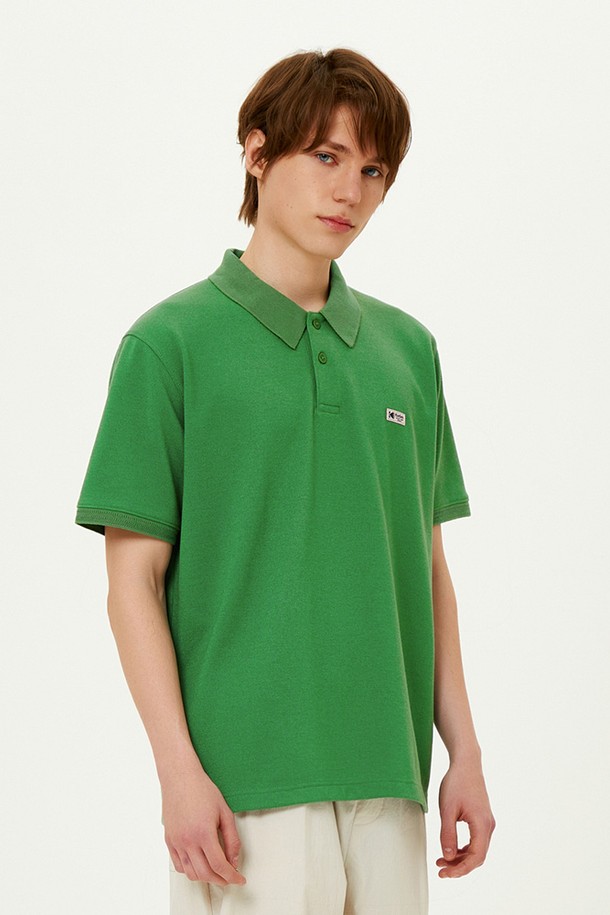 시그니처 폴로 티셔츠 그린은 일상복으로 활용하기 좋은 공용 폴로 티셔츠입니다. 여름철에 적합하며, 클래식하고 베이직한 스타일을 연출합니다. 메쉬 소재로 제작되어 통기성이 우수하며, 레귤러핏과 세미오버핏 두 가지로 출시되었습니다. 시그니처 미니 로고 자수가 포인트로 들어가 있으며, 비침 걱정 없이 편안하게 착용할 수 있습니다. 반소매이며, 폴로넥 디자인으로 깔끔하고 세련된 느낌을 줍니다.
