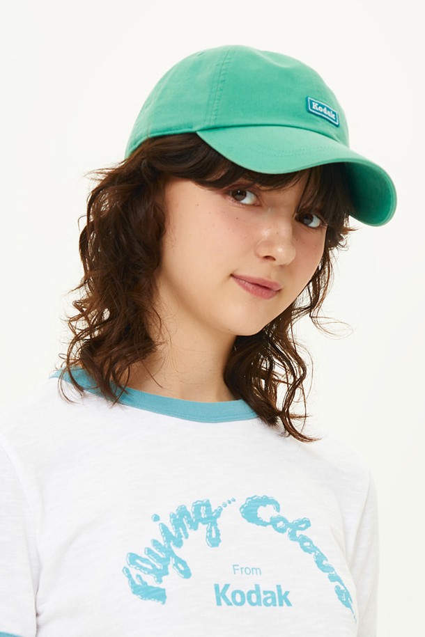 스몰 와펜 워싱 릴렉스핏 볼캡 GREEN은 고밀도 코튼 트윌 소재로 제작되어 부드러운 촉감과 워싱 가공으로 자연스러운 멋을 더한 볼캡입니다. 깊이 S/M: 16.5cm, M/L: 17cm, 챙 넓이 17.5cm로, 릴렉스핏 디자인이 편안한 착용감을 제공합니다. 그린 컬러에 로고 자수 포인트가 돋보이며, 백 스트랩 버클로 사이즈 조절이 가능합니다. 사계절 내내 캐주얼, 미니멀, 시티보이 스타일을 연출하기 좋으며, 동네 마실룩이나 산책룩에 매치하기 좋은 아이템입니다. 안감에는 로고 테이프를 적용하고 커브드 프론트 디자인으로 세련됨을 더했습니다.
