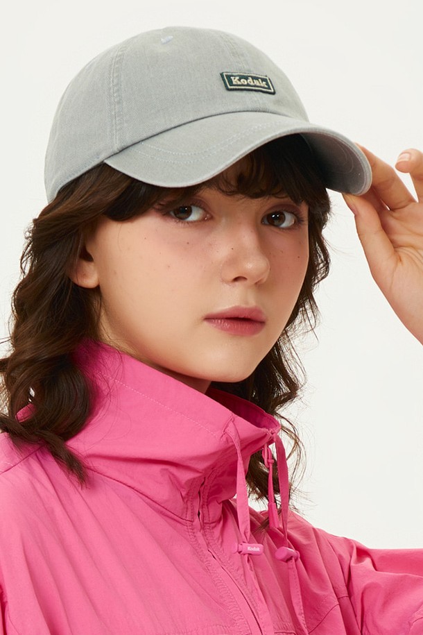 스몰 와펜 워싱 릴렉스핏 볼캡 GREY는 편안한 착용감을 선사하는 그레이 컬러의 볼캡입니다. 면 소재로 제작되어 사계절 내내 착용 가능하며, 워싱 가공을 통해 부드러운 촉감을 제공합니다. 안정적인 깊이의 모자 깊이와 17.5cm의 챙 넓이로 디자인되었으며, 릴렉스핏으로 편안함을 더했습니다. 앞면의 로고 자수와 로고 테이프 디테일이 특징이며, 버클 스트랩으로 사이즈 조절이 용이합니다. S/M(56-58cm), M/L(58-60cm) 두 가지 사이즈로 출시되어, 캐주얼, 미니멀, 시티보이 스타일을 즐기는 분들께 동네 마실룩, 산책룩, 여행룩에 적합합니다.
