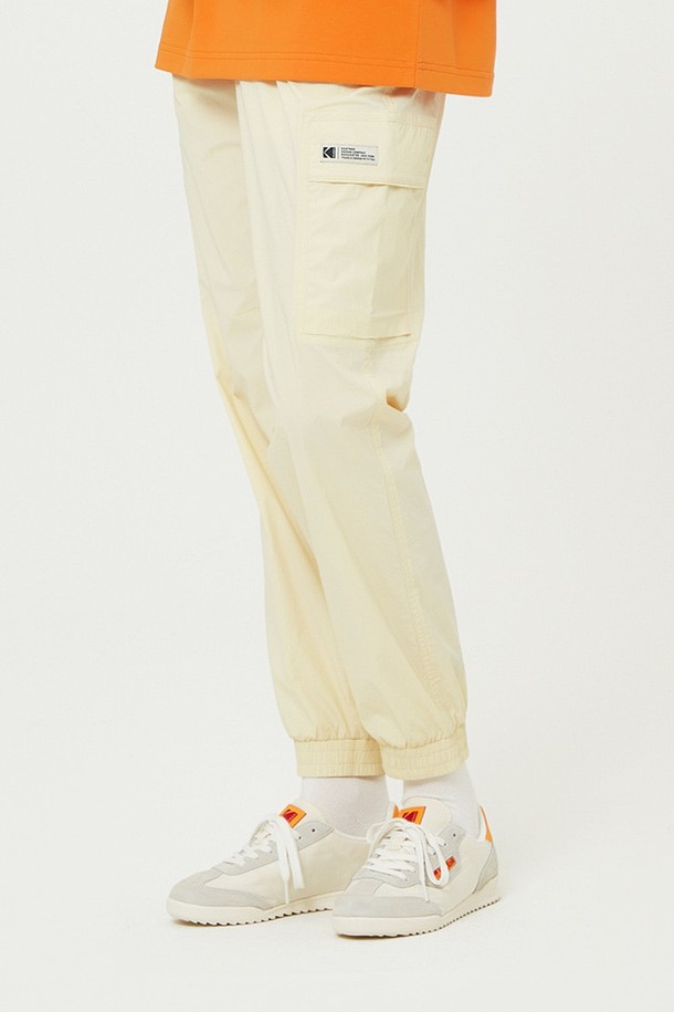 케이 조거 팬츠 IVORY는 편안함과 스타일을 동시에 잡은 조거 팬츠입니다. 부드럽고 가벼운 나일론, 폴리우레탄 혼방 소재로 제작되어 봄, 초여름에 시원하게 착용하기 좋습니다. 허리 내장 밴드와 별도의 스트링, 밑단 밴딩으로 편안한 착용감을 선사하며, 레귤러핏으로 어떤 상의와도 잘 어울립니다. 아이보리, 그레이, 블랙 세 가지 색상으로 출시되어 캐주얼, 미니멀, 시티보이 스타일을 연출하기 좋습니다. 가벼운 소재와 뛰어난 신축성으로 동네 마실룩, 산책룩, 집콕룩 등 다양한 TPO에 활용해보세요.
