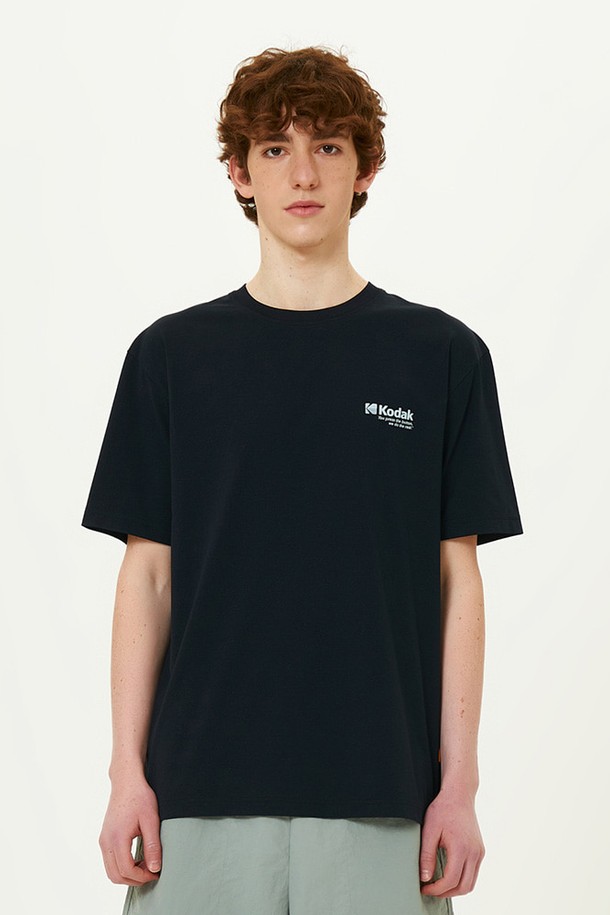 에어크롬 소로나 반팔 티셔츠 BLACK는 시원한 여름을 위한 필수 아이템입니다. 세미 오버핏으로 편안한 착용감을 제공하며, 라운드넥 디자인으로 어떤 스타일에도 잘 어울립니다. 흡습, 속건 기능의 폴리에스터 소재로 제작되어 쾌적함을 유지하고, 얇은 두께감으로 가볍게 활동하기 좋습니다. 스포티하고 베이직한 스타일을 연출하며, 스몰 웰딩 로고와 등판 박로고 디테일로 포인트를 더했습니다. 블랙, 블루, 오렌지, 화이트, 옐로우 5가지 다채로운 컬러로 만나보세요.
