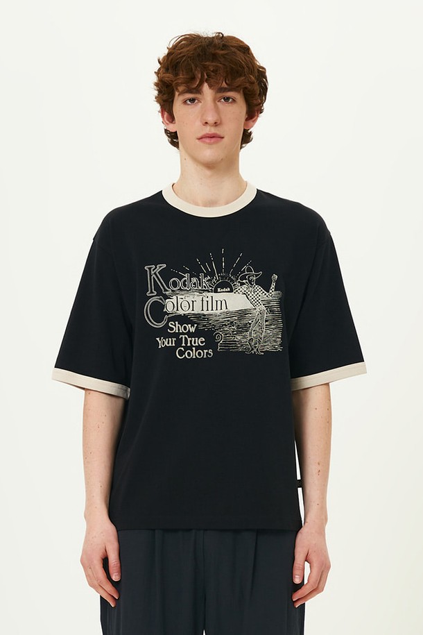 "브리즈 라이트 컬러필름 에어로쿨 링거티셔츠 BLACK"는 시원하고 쾌적한 착용감을 제공하는 남녀 공용 반소매 티셔츠입니다. 여름철 일상 및 아웃도어 활동에 적합하며, 스포티하면서도 캐주얼한 스타일을 연출합니다. 에어로쿨 원단을 사용하여 흡습 및 속건 기능이 뛰어나고, 통기성이 좋은 원단 구조로 제작되어 얇고 부드러운 촉감을 선사합니다. 클로버 모양 원사 단면과 그래픽 프린트가 특징이며, 세미오버핏 라운드넥 디자인으로 편안하게 착용할 수 있습니다. 세탁 후에도 형태가 유지되어 관리가 용이합니다.
