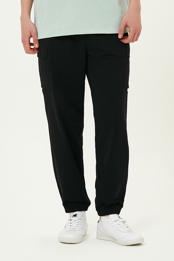 스테디움 소로나 조거 팬츠 BLACK는 가볍고 시원한 착용감을 제공하는 블랙 컬러의 조거 팬츠입니다. 봄, 여름 시즌에 적합하며, 일상생활과 스포츠 활동 모두 활용 가능합니다. 폴리에스테르 소재로 제작되어, 신축성이 좋고 몸에 달라붙지 않아 편안한 착용감을 선사합니다. 얇은 두께감과 가볍고 가슬가슬한 촉감으로 쾌적함을 유지하며, 무지 디자인과 레귤러핏으로 스포티하고 캐주얼한 스타일을 연출합니다. 액티브한 야외 활동에도 적합하며, 비침 걱정 없이 편안하게 착용할 수 있습니다.
