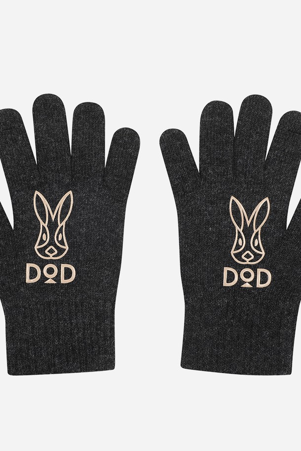 다크차콜그레이 색상의 울 베이직 논슬립 장갑입니다. 부드러운 촉감의 울 소재로 제작되어 겨울철 따뜻하게 손을 보호해 줍니다. 손바닥 부분에는 미끄럼 방지 기능이 있어 일상생활에서 편리하게 사용할 수 있습니다. 클래식, 미니멀, 캐주얼 스타일 모두에 잘 어울리는 디자인으로, 어떤 옷차림에도 매치하기 좋습니다. 추운 계절, 스타일과 실용성을 모두 갖춘 필수 아이템입니다.
