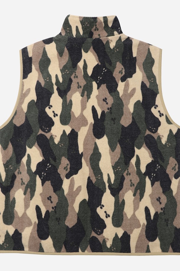 리버시블 플리스 베스트(난연) - TAN은 부드러운 플리스 소재로 제작되어 포근한 착용감을 선사합니다. 탄색과 베이지 컬러로 제작되어 캐주얼 및 미니멀 스타일을 연출하기 좋으며, 일상, 아웃도어 활동에 모두 적합합니다. 봄, 가을 간절기에 따뜻하게 입을 수 있는 두꺼운 두께감의 민소매 베스트로, 양면 착용이 가능하며 지퍼 포켓이 있어 실용적입니다. 난연 기능으로 안전성을 더했으며, 산책룩, 캠핑룩, 가을 나들이룩에 활용하기 좋습니다. 레귤러 핏으로 편안하게 착용할 수 있습니다.
