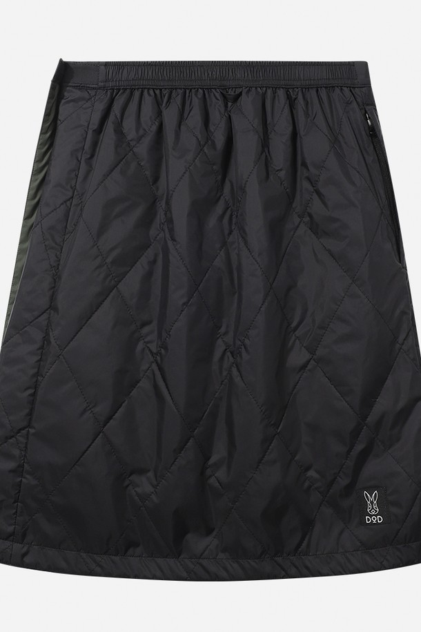 리버시블 퀼팅 패딩 스커트 - KHAKI는 겨울철 따뜻함과 스타일을 동시에 잡을 수 있는 여성 패딩 스커트입니다. 캐주얼, 미니멀, 클래식 스타일을 아우르며, 일상, 산책, 여행 등 다양한 TPO에 활용하기 좋습니다. 부드러운 촉감의 나일론, 폴리에스터 혼방 소재에 두꺼운 패딩 안감과 퀼팅 디자인으로 보온성을 높였습니다. A라인 핏과 여유로운 핏으로 편안함을 선사하며, 은은한 유광 소재와 리버시블 디자인으로 위아래 모두 활용 가능합니다. 카키 컬러의 무지 디자인으로 어떤 상의와도 쉽게 매치하여 겨울 데일리룩을 완성할 수 있습니다.
