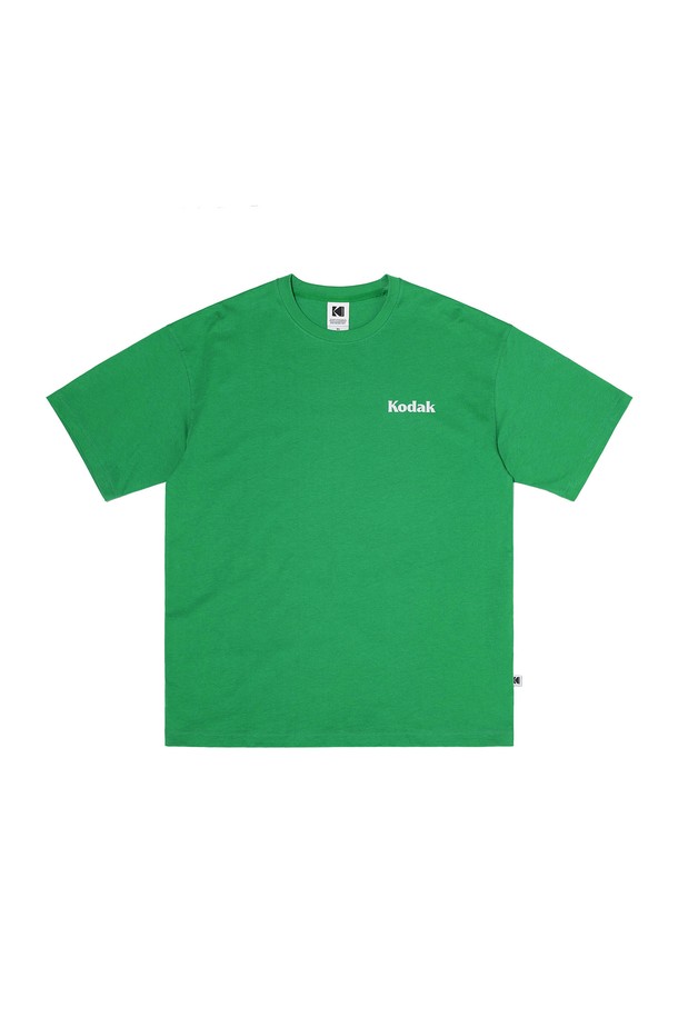 씨너리 백그래픽 반팔 티셔츠는 부드러운 면 소재로 제작되어 편안한 착용감을 선사합니다. 여름에 어울리는 그린 컬러에 캐주얼한 무드의 세미오버핏으로 디자인되었습니다. 라운드넥과 반소매 기장으로 제작되었으며, 등 부분에 그래픽 프린트가 돋보입니다. 신축성이 있어 활동성이 좋으며, 중간 두께감으로 비침이 적어 부담 없이 즐겨 입을 수 있습니다. 미니멀한 스타일을 선호하는 남녀 모두에게 추천하는 데일리 티셔츠입니다.
