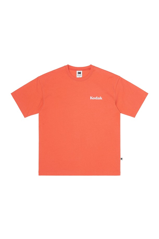 씨너리 백그래픽 반팔 티셔츠 RED는 캐주얼한 스타일을 추구하는 공용 의류입니다. 24수 코튼 소재로 제작되어 부드러운 촉감과 가벼운 착용감을 제공하며, 여름철 일상 및 아웃도어 활동에 적합합니다. 세미오버핏으로 편안하게 착용 가능하며, 라운드넥 디자인에 레드 컬러가 돋보입니다. 등 부분의 그래픽 프린트가 포인트이며, 여행룩과 휴가룩, 미니멀, 스트리트 스타일을 즐기는 분들께 추천합니다.
