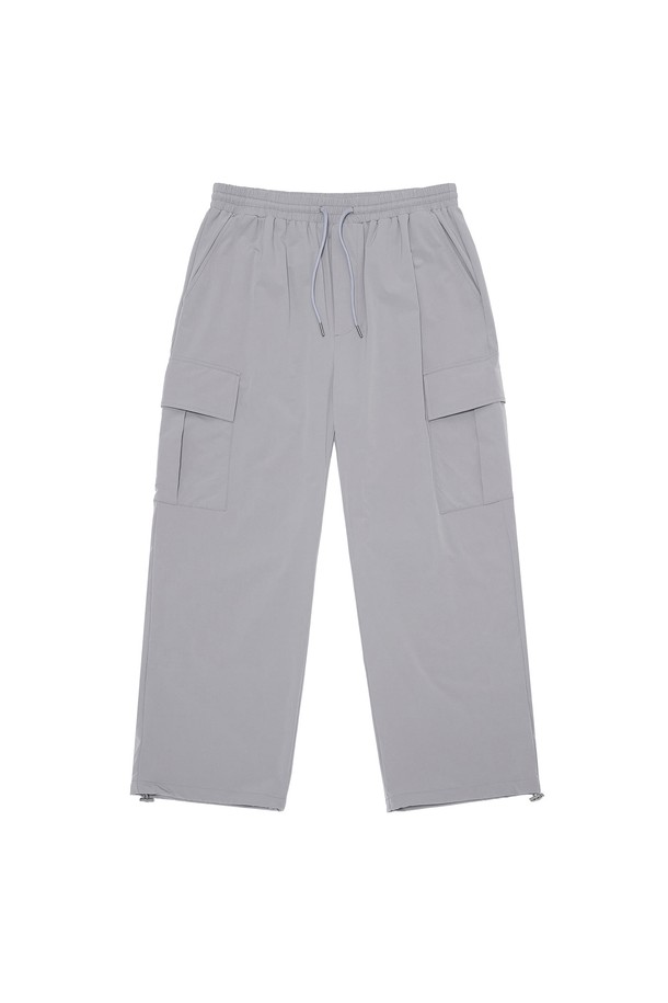 에센셜 와이드 조거 팬츠 GREY는 일상과 야외 활동에 적합한, 스포티하고 캐주얼한 스타일의 바지입니다. 봄, 여름에 착용하기 좋으며, 나일론과 폴리에스터 혼방 소재로 제작되어 발수 기능을 갖췄습니다. 와이드핏과 조거핏 두 가지 스타일로 연출 가능하며, 무지 디자인에 밑단 스트링과 사이드 포켓 디테일이 돋보입니다. 그레이 컬러의 긴 기장 조거 팬츠로, 밴딩 처리가 되어 편안한 착용감을 선사합니다.
