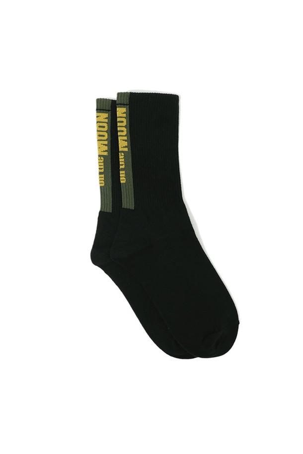 엑타크롬 필름 삭스 BLACK는 면, 폴리에스터, 폴리우레탄 혼방 소재로 제작되어 사계절 내내 착용 가능한 양말입니다. 블랙 컬러에 로고 패턴이 특징이며, 종아리 중간 기장으로 캐주얼, 미니멀, 클래식 스타일을 연출하기 좋습니다. 30수 코마사 면을 사용하여 부드러운 촉감과 우수한 신축성을 제공하며, 발목을 안정적으로 잡아줍니다. 일상생활에서 편안하게 착용할 수 있는 실용적인 아이템입니다.
