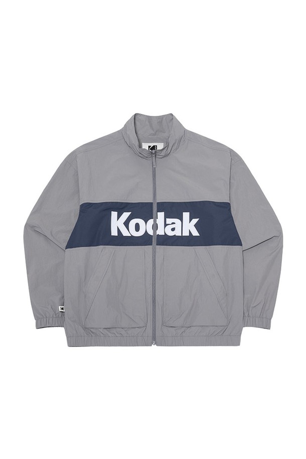 컬러블럭 우븐 빅로고 안감 재킷 GREY (그레이)는 남녀 모두 착용 가능한 캐주얼 아우터입니다. 봄, 가을 시즌에 적합하며, 데일리룩 및 캐주얼 스타일에 잘 어울립니다. 그레이와 오렌지 컬러 블록 디자인에 오버핏으로 제작되어 스포티한 무드를 연출합니다. 나일론 소재로 제작되었으며, 발수 및 방풍 기능을 갖춰 활동성을 높였습니다. 산책룩, 여행룩, 미니멀 스타일에 활용하기 좋습니다.
