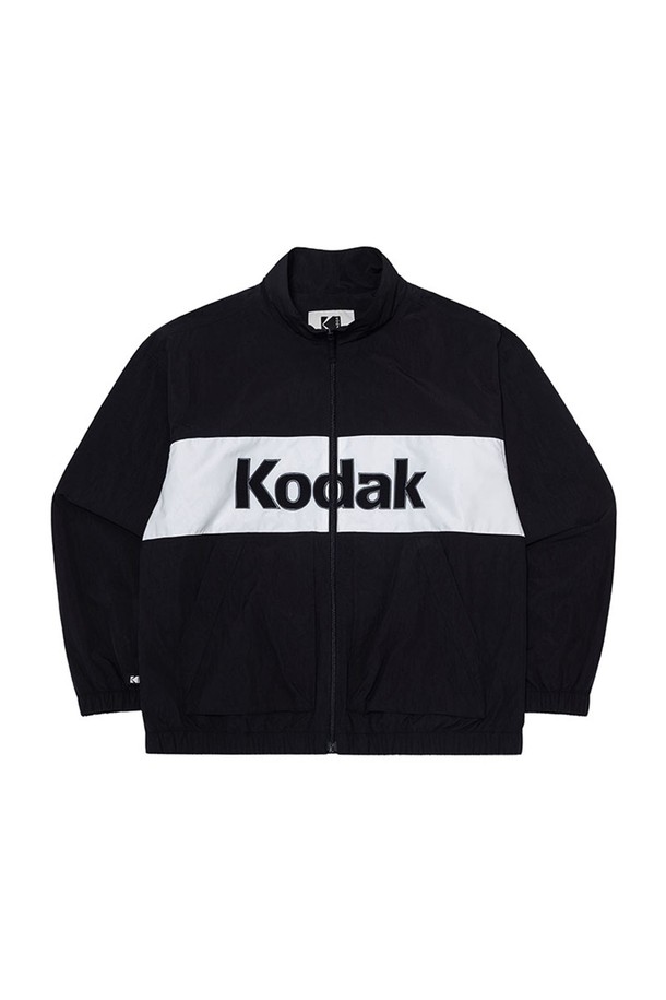 컬러블럭 우븐 빅로고 안감 재킷 BLACK은 간절기에 적합한 남녀 공용 재킷입니다. 발수 및 방풍 기능이 있어 쾌적하게 착용 가능하며, 세미 오버핏으로 편안한 착용감을 제공합니다. 블랙, 그레이, 오렌지 컬러 블록 디자인과 빅 로고 패턴이 스포티한 무드를 연출합니다. 안감 처리가 되어 있어 부드러운 착용감을 느낄 수 있으며, 산책룩 또는 여행룩과 같은 데일리 스타일에 활용하기 좋습니다. 나일론 소재의 긴 소매 재킷으로, 캐주얼하고 미니멀한 스타일을 즐기는 분들께 추천합니다.
