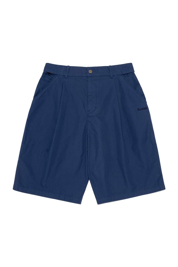 메일러 6부 가먼트워싱 버뮤다 팬츠 BLUE는 남성용 바지로, 봄, 여름에 착용하기 좋은 6부 기장의 버뮤다 팬츠입니다. 면과 나일론 혼방 소재로 제작되어 부드러운 촉감을 자랑하며, 레귤러핏으로 편안하게 착용할 수 있습니다. 가먼트 워싱 처리를 통해 빈티지한 외관을 더했고, 허리 안쪽에 히든 밴딩을 적용하여 활동성을 높였습니다. 캐주얼 및 프로페셔널 스타일을 모두 소화할 수 있으며, 무지 디자인으로 다양한 상의와 매치하기 용이합니다. 셋업 착용 또한 가능합니다.
