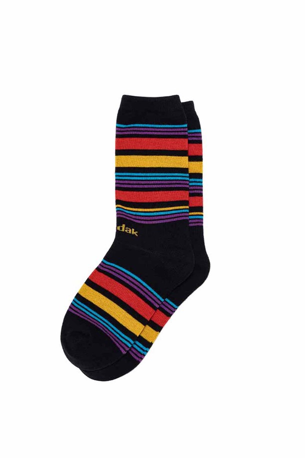 블랙 바탕에 화이트 스트라이프 패턴이 돋보이는 멀티 컬러 스트라이프 양말입니다. 면 30수 코마사, 폴리에스터, 폴리우레탄 혼방 소재로 제작되어 부드러운 매끈함과 신축성을 제공합니다. 발목을 안정감 있게 잡아주는 스판 원사를 사용하여 편안한 착용감을 선사하며, 크루삭스 스타일로 종아리 중간까지 오는 기장감입니다. 일상, 동네 마실룩, 산책룩 등 다양한 TPO에 활용할 수 있으며, 캐주얼, 미니멀, 클래식 스타일을 즐겨 입는 분들께 추천합니다. 사계절 내내 활용 가능한 실용적인 아이템입니다.

