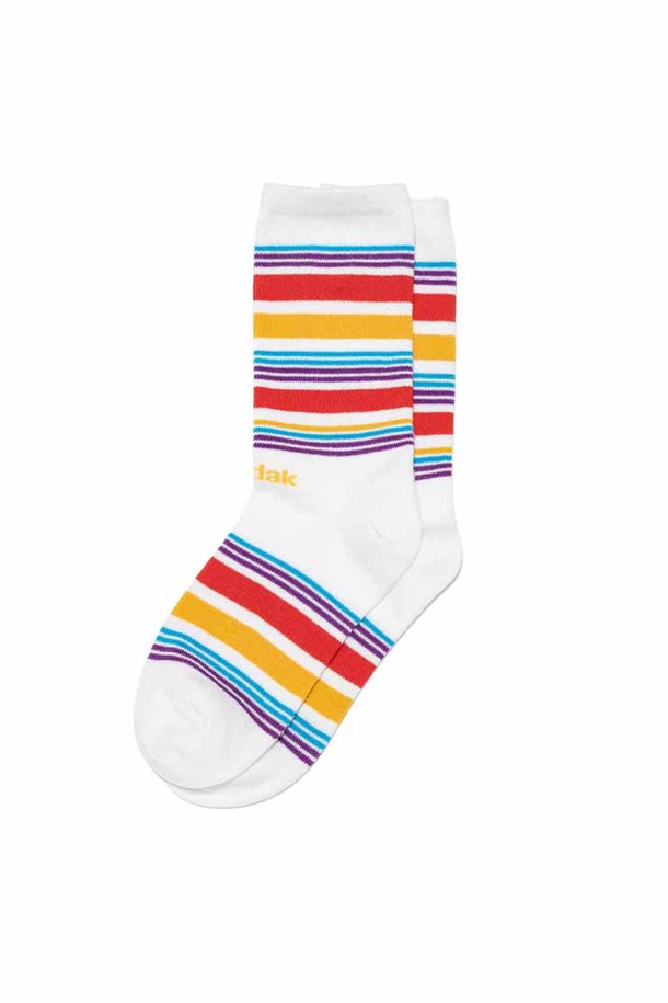 멀티 컬러 스트라이프 양말 WHITE는 부드러운 촉감의 30수 코마 면을 사용한 공용 양말입니다. 화이트, 블루, 멀티 컬러의 스트라이프 패턴으로 캐주얼, 미니멀, 클래식 스타일을 연출하기 좋습니다. 발목을 안정감 있게 잡아주는 스판덱스 원사가 특징이며, 사계절 내내 편안하게 착용할 수 있는 크루삭스 스타일입니다. 일상생활은 물론, 동네 마실룩이나 산책룩에 매치하여 편안하면서도 개성 있는 스타일을 완성해보세요.
