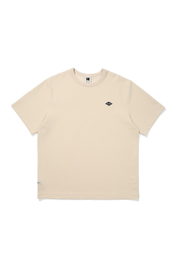 **에어로쿨 와플 워싱 반팔 티셔츠**는 시원하고 편안한 여름을 위한 필수템입니다. 흡습속건 기능과 통기성이 뛰어난 면과 폴리에스터 혼방 소재로 제작되어 쾌적한 착용감을 선사합니다. 와플 조직감으로 시원한 촉감을 더하고, 가먼트 다잉 워싱 처리로 자연스러운 멋을 연출합니다. 등판 레터링 프린트로 포인트를 주어 캐주얼하면서도 개성 있는 스타일을 완성합니다. 세미오버핏 라운드넥 디자인으로 편안하게 착용 가능하며, 동네 마실룩, 여행룩 등 다양한 TPO에 활용하기 좋습니다. 아이보리, 네이비 두 가지 색상으로 출시되어 데일리룩, 미니멀, 클래식 스타일을 즐겨 입는 분들께 추천합니다.
