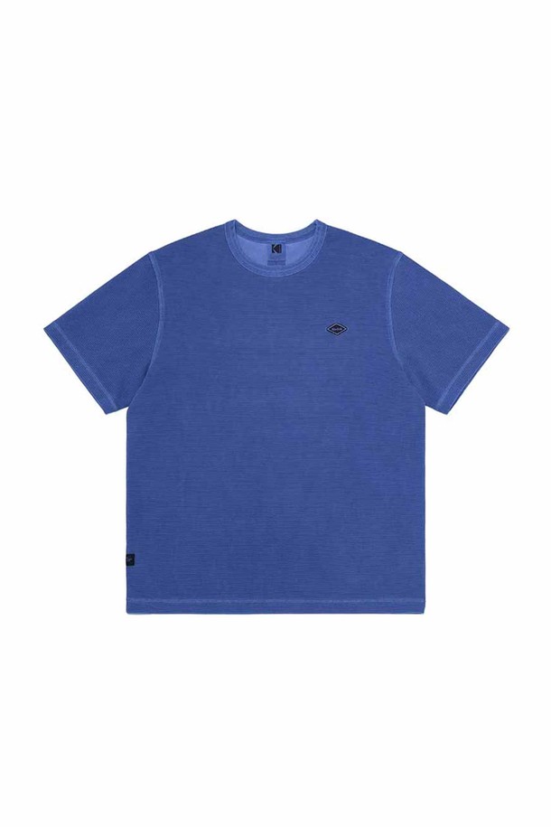 네이비 컬러의 에어로쿨 와플 워싱 반팔 티셔츠입니다. 흡습, 속건, 통기성이 뛰어난 면, 폴리에스터 혼방 소재로 제작되어, 여름철에도 쾌적하게 착용할 수 있습니다. 와플 패턴의 베이직한 디자인과 세미 오버핏으로 캐주얼 스타일을 연출하며, 등판 레터링 프린트로 포인트를 더했습니다. 라운드넥, 반소매 기장으로 편안한 착용감을 선사하며, 형태 안정성이 뛰어나 관리가 용이합니다. 동네 마실룩, 여름 바캉스룩 등 다양한 TPO에 활용하기 좋으며, 클로버 모양의 특수 단면 원사를 사용하여 제작되었습니다.
