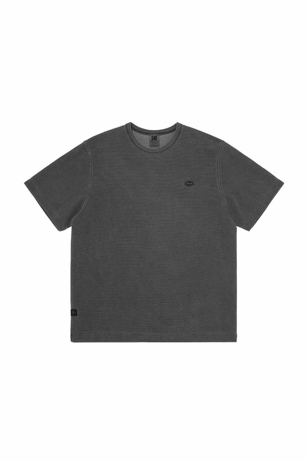 에어로쿨 와플 워싱 반팔 티셔츠 CHARCOAL (차콜)은 여름철 시원하고 쾌적한 착용감을 선사하는 반팔 티셔츠입니다. 흡습속건 기능과 통기성이 뛰어난 면과 폴리에스터 혼방 소재로 제작되어, 땀을 빠르게 흡수하고 건조시켜 쾌적함을 유지해 줍니다. 와플 조직감으로 시원한 촉감을 제공하며, 세미오버핏으로 편안하고 캐주얼한 스타일을 연출합니다. 등판에는 레터링 프린트가 더해져 스포티한 무드를 더하며, 여름 바캉스룩이나 산책룩 등 다양한 TPO에 활용하기 좋습니다. 라운드넥 디자인으로 어떤 스타일에도 잘 어울리며, 미니멀한 스타일을 선호하는 분들께 추천합니다.
