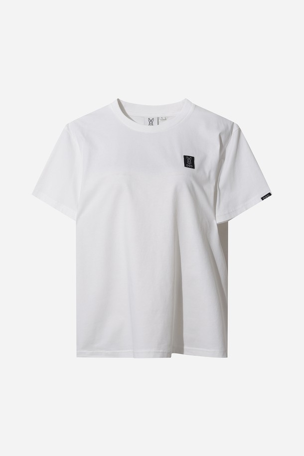 소로나 베이직 라운드 숏 티셔츠 여자 (OFF WHITE 2)는 여름철 여성들을 위한 필수 아이템입니다. 면과 폴리에스테르 혼방 소재로 제작되어 시원한 착용감을 선사하며, 흡습 및 속건 기능으로 쾌적함을 유지합니다. 베이직 스타일의 무지 디자인에 라운드넥과 반소매 기장으로 어떤 스타일에도 쉽게 매치할 수 있습니다. 숏 기장으로 다리가 길어 보이는 효과를 주며, 캐주얼, 미니멀 스타일을 즐겨 입는 분들께 추천합니다. 소로나 원사를 사용하여 제작되었으며, 일상과 가벼운 아웃도어 활동 모두에 적합합니다.
