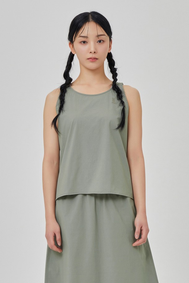 코나 슬릿 슬리브리스 티셔츠 여자(L.MINT)는 여성 스포츠 및 일상용 슬리브리스 티셔츠입니다. 라이트 민트 컬러의 무지 디자인으로, 여름철 스포티한 스타일을 연출하기에 좋습니다. 등판 슬릿 디테일이 특징이며, 통기성과 신축성이 뛰어난 나일론, 면, 폴리우레탄 혼방 소재로 제작되어 부드러운 촉감을 선사합니다. 라운드넥의 레귤러 기장으로, 피트니스룩에 적합한 미니멀한 디자인입니다.
