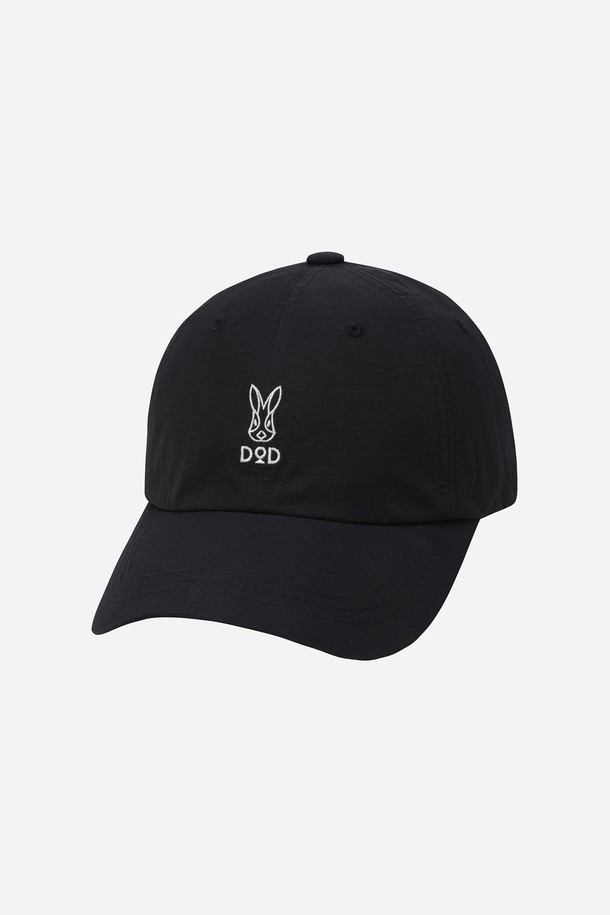 에센셜 로고 우븐 볼캡(BLACK)은 일상생활에서 편안하게 착용할 수 있는 볼캡입니다. 나일론과 폴리에스터 혼방 소재로 제작되어 가볍고 은은한 광택감이 특징입니다. 베이직한 디자인에 앞면 로고 디테일로 포인트를 주었으며, 내부 메쉬 원단으로 통기성을 더했습니다. 뒷면 로고 디테일과 원터치 버클을 활용한 사이즈 조절 기능으로 편안한 착용감을 제공합니다. 캐주얼, 미니멀, 시티보이 스타일의 동네 마실룩, 산책룩, 여행룩에 잘 어울립니다.
