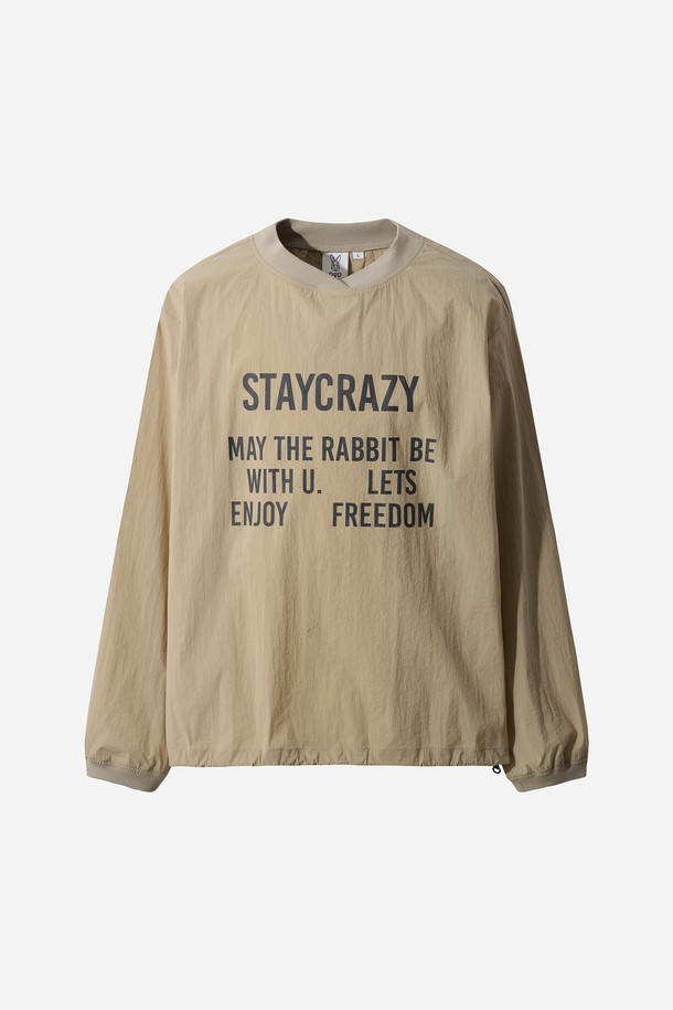 노튼 레터링 프린트 피스테 (TAN)는 일상과 스포츠 활동에 적합한 공용 티셔츠입니다. 부드러운 촉감의 나일론, 폴리우레탄, 폴리에스테르 혼방 소재로 제작되어 봄, 여름, 가을 시즌에 착용하기 좋습니다. 레귤러핏에 얇은 두께로, 가볍고 신축성이 뛰어나 활동성을 높여줍니다. 탄(TAN) 컬러 바탕에 레터링 프린트가 돋보이며, 밑단 스트링 조절이 가능하여 편안한 착용감을 제공합니다. 재활용 소재를 사용하여 제작되었으며, 스포티, 캐주얼, 미니멀 스타일을 연출할 수 있습니다.
