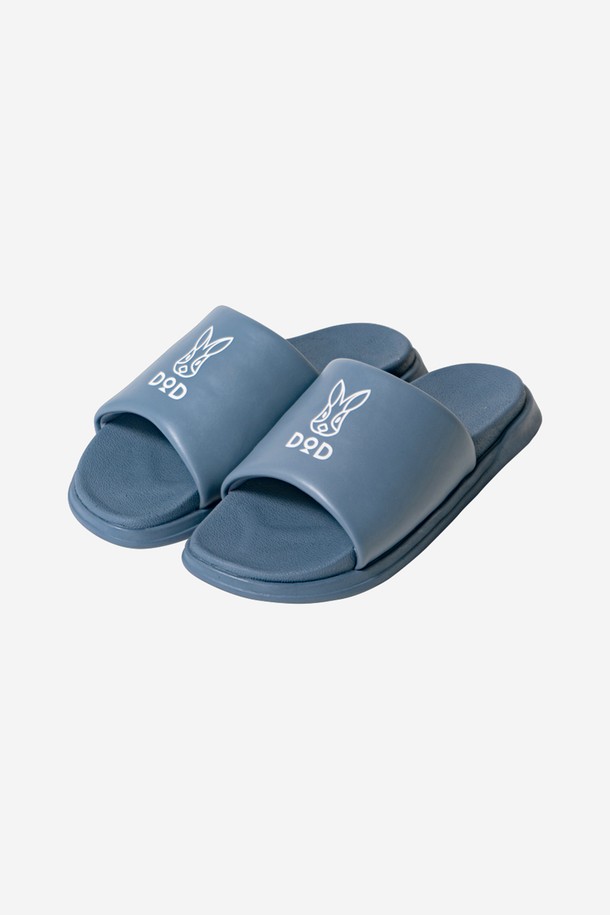 **모찌 슬라이드(블루 스탠다드)**는 편안한 착화감과 푹신푹신한 쿠션감을 제공하는 슬라이드입니다. 시라타마(아이보리), 고마(블랙), 라무네(블루) 세 가지 색상으로 출시되어 다양한 스타일에 매치하기 좋습니다. 발에 착 감기는 착화감과 어퍼의 귀여운 토끼 로고가 특징이며, 아웃솔에는 'STAY CRAZY' 문구와 로고가 새겨져 있습니다. 일상, 동네 마실, 휴가, 집콕 등 어떤 TPO에도 잘 어울리며, 캐주얼, 미니멀, 리조트 스타일을 즐겨 입는 분들께 추천합니다. 봄, 여름 계절에 활용하기 좋은 데일리 아이템입니다.
