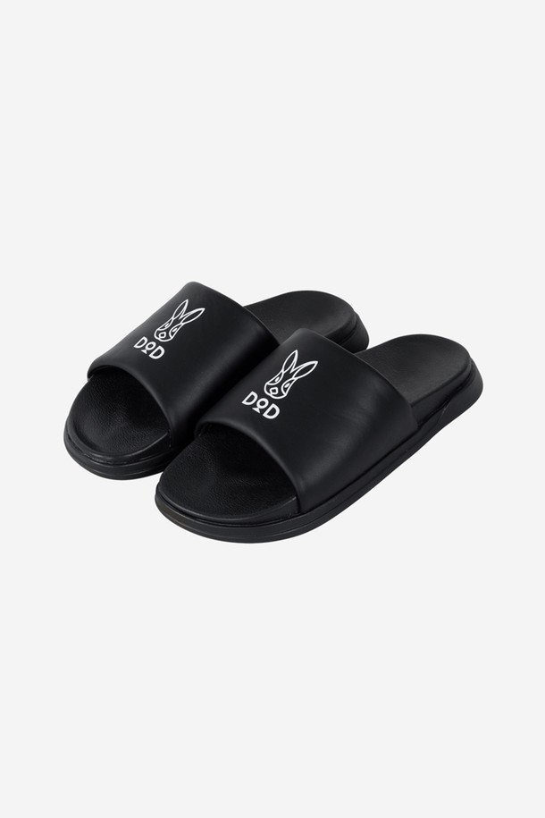 블랙 색상의 모찌 슬라이드입니다. 편안한 착화감을 선사하는 푹신푹신한 구조와 발에 착 감기는 디자인이 특징입니다. 폴리우레탄, 플리스, EVA 소재로 제작되었으며, 오픈 토 디자인으로 시원하게 착용 가능합니다. 캐주얼, 미니멀, 리조트 스타일을 연출하기 좋으며, 집콕룩, 휴가룩, 리조트룩에 매치하기 좋습니다. 토끼 로고와 "STAY CRAZY" 문구 디테일이 돋보이는 슬라이드입니다.
