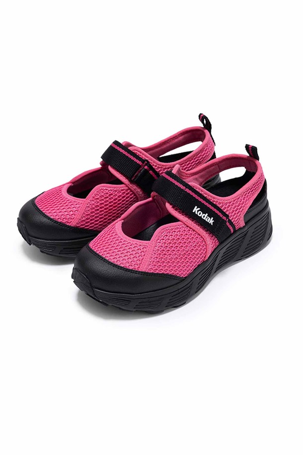 미테 PINK는 여성들을 위한 메리제인 운동화입니다. 핑크와 화이트 두 가지 색상으로 출시되었으며, 봄, 여름에 착용하기 좋습니다. 라운드 앞코에 벨크로 여밈으로 편안하게 신고 벗을 수 있으며, 캐주얼, 미니멀, 걸리시 스타일을 연출하기 좋습니다. 제로G 질소발포 아웃솔, 쿠션 인솔, 통기성 메쉬 소재를 사용하여 가볍고 편안하며, 일상 및 워킹 활동에 적합합니다.
