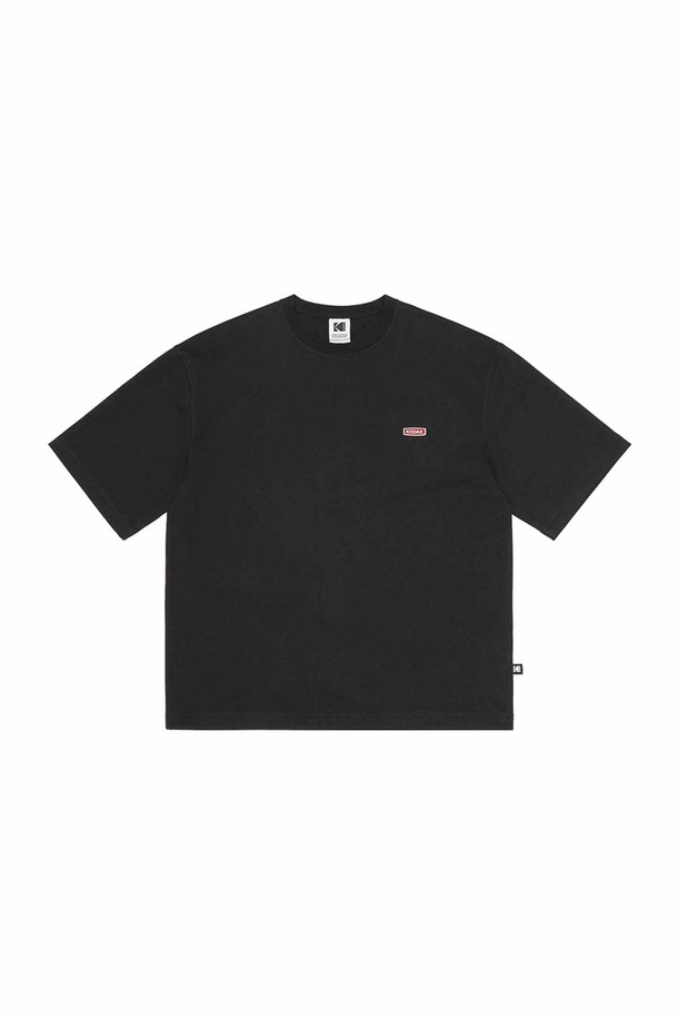 브리즈팝 메쉬 텍스쳐 반팔 티셔츠 BLACK는 여름철 시원하고 쾌적하게 착용할 수 있는 반팔 티셔츠입니다. 통기성이 뛰어난 메쉬 소재와 신축성 좋은 원단으로 제작되어 편안한 착용감을 제공합니다. 블랙 컬러에 베이직한 디자인으로 캐주얼, 미니멀 스타일 연출에 용이하며, 데이트룩, 여행룩 등 다양한 TPO에 활용하기 좋습니다. 라운드넥에 레귤러 기장으로 제작되었으며, 비침 걱정 없이 안심하고 입을 수 있습니다. 세미 오버핏으로 편안한 실루엣을 연출합니다.
