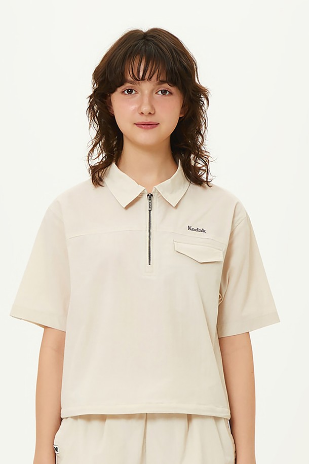 브리즈 라이트 카라형 반팔 아노락 우먼 IVORY는 시원한 착용감의 여성용 반팔 아노락입니다. 아이보리, 차콜, 옐로우 3가지 색상으로 출시되었으며, 여름철 야외활동과 일상에서 모두 활용하기 좋습니다. 레귤러핏으로 편안하게 착용 가능하며, 신축성이 있어 활동성을 더합니다. 카라넥과 반집업 디자인, 그리고 조직감 있는 소재가 특징이며, 캐주얼, 스포티, 미니멀 스타일을 연출하기 좋습니다. 동네 마실룩, 여행룩, 휴가룩에 제격입니다.
