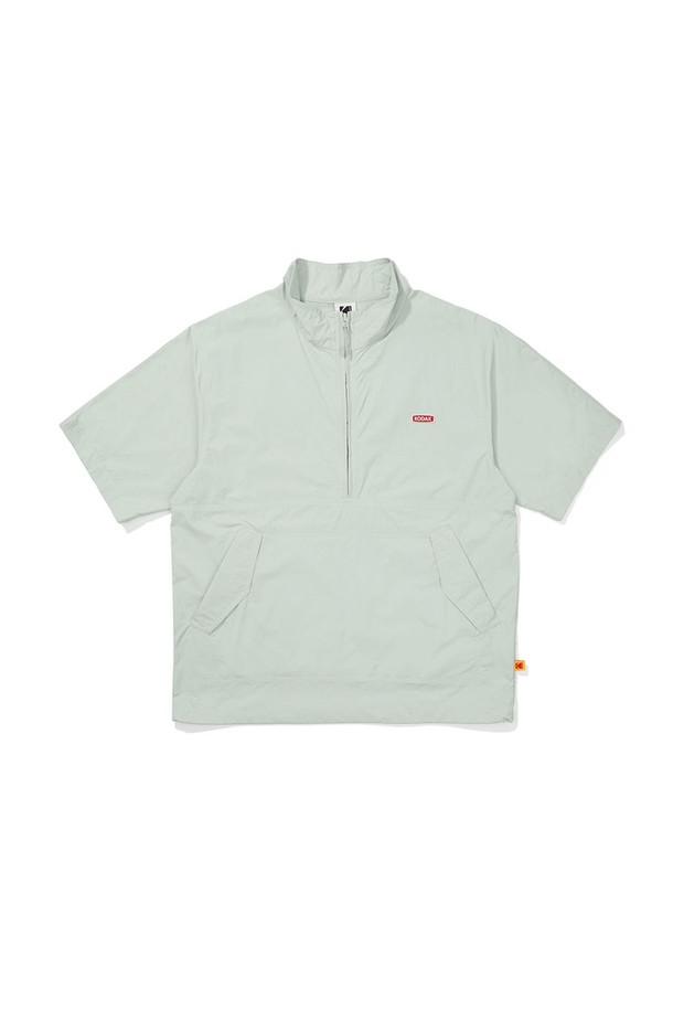 브리즈팝 스탠넥 아노락 민트 그린은 시원한 여름을 위한 필수 아이템입니다. 냉감 원사를 사용하여 땀이 많은 날에도 쾌적함을 유지하며, 통기성이 뛰어나 활동적인 날에도 좋습니다. 초경량 소재와 세미오버핏으로 편안한 착용감을 선사하며, 밑단 스트링 조절로 핏을 자유롭게 조절할 수 있습니다. 여행룩과 휴가룩에 잘 어울리는 스포티하고 캐주얼한 스타일로, 앞판 아웃포켓과 등판 벤틸레이션 디테일이 돋보입니다. 셋업으로도 활용 가능하여 더욱 실용적입니다.
