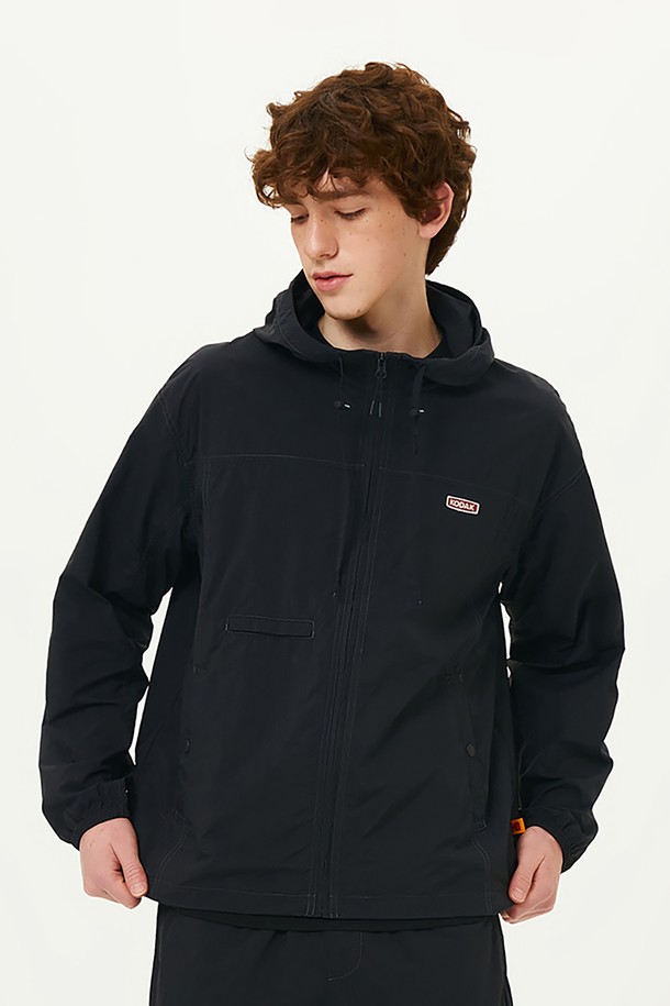 **브리즈팝 후드 긴팔 재킷 BLACK**

가볍고 시원한 착용감의 브리즈팝 후드 긴팔 재킷입니다. 냉감 원사를 사용하여 여름에도 쾌적하게 입을 수 있으며, 여행과 일상에서 모두 활용하기 좋습니다. 오버핏 디자인으로 편안한 착용감을 선사하며, 밑단 스트링과 후드 스토퍼로 사이즈 조절이 용이합니다. 블랙, 아이보리, 블루 세 가지 색상으로 출시되어, 스포티하고 캐주얼한 스타일을 연출할 수 있습니다. 초경량 나일론 소재와 집업 여밈 방식으로 제작되었습니다.
