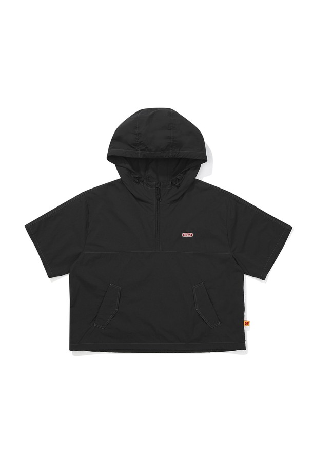 브리즈팝 크롭 후드 아노락 우먼 BLACK는 여름철 스포티하고 캐주얼한 스타일을 연출하기 좋은 여성용 아노락입니다. 가볍고 시원한 냉감 나일론 소재에 세미 루즈핏으로 편안한 착용감을 선사하며, 크롭 기장과 반소매 디자인으로 트렌디함을 더했습니다. 블랙, 아이보리, 민트, 블루, 핑크 등 다양한 컬러로 출시되어 취향에 맞게 선택할 수 있습니다. 앞판 아웃포켓, 후드 스토퍼, 등판 벤틸레이션, 밑단 스트링 조절 등 디테일한 기능성도 놓치지 않았으며, 여행룩, 휴가룩, 여름 바캉스룩 코디에 활용하기 좋습니다. 초경량 소재로 제작되어 활동성을 높였습니다.
