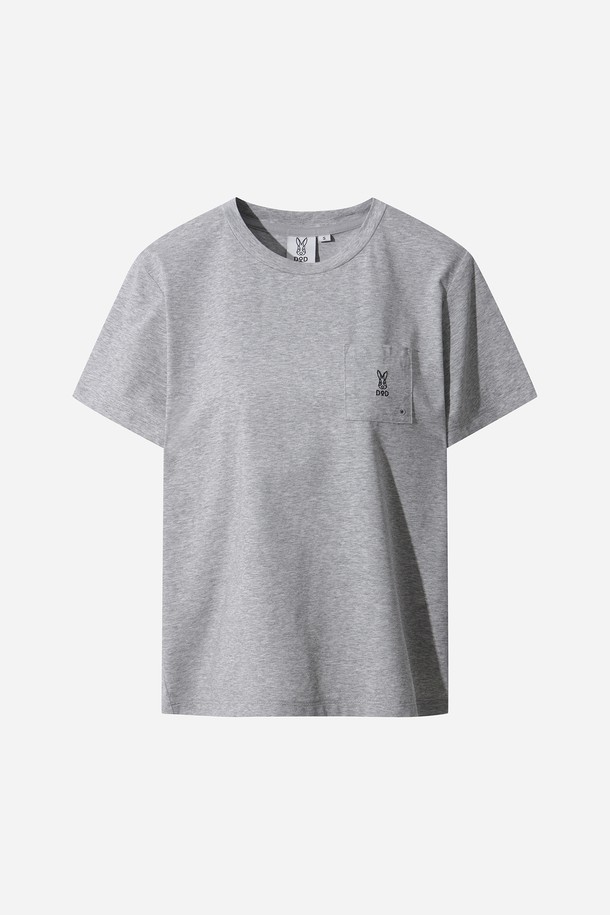 소로나 포켓 반팔 티셔츠 여자(멜란지 그레이 스탠다드)는 여름철 여성들을 위한 베이직핏 반팔 티셔츠입니다. 부드러운 촉감의 면과 폴리에스테르 혼방 소재로 제작되어 편안한 착용감을 선사하며, 신축성과 속건 기능으로 활동성을 높였습니다. 멜란지 그레이 컬러에 무지 디자인으로 어떤 스타일에도 쉽게 매치할 수 있으며, 라운드넥과 레귤러 기장으로 깔끔한 핏을 연출합니다. 아웃도어 활동은 물론, 동네 마실룩, 산책룩, 피트니스룩 등 다양한 TPO에 활용 가능하며, 스포티, 캐주얼, 미니멀 스타일을 즐겨 입는 여성에게 적합합니다. 가슴 부분 포켓 디테일이 디자인의 포인트를 더합니다.
