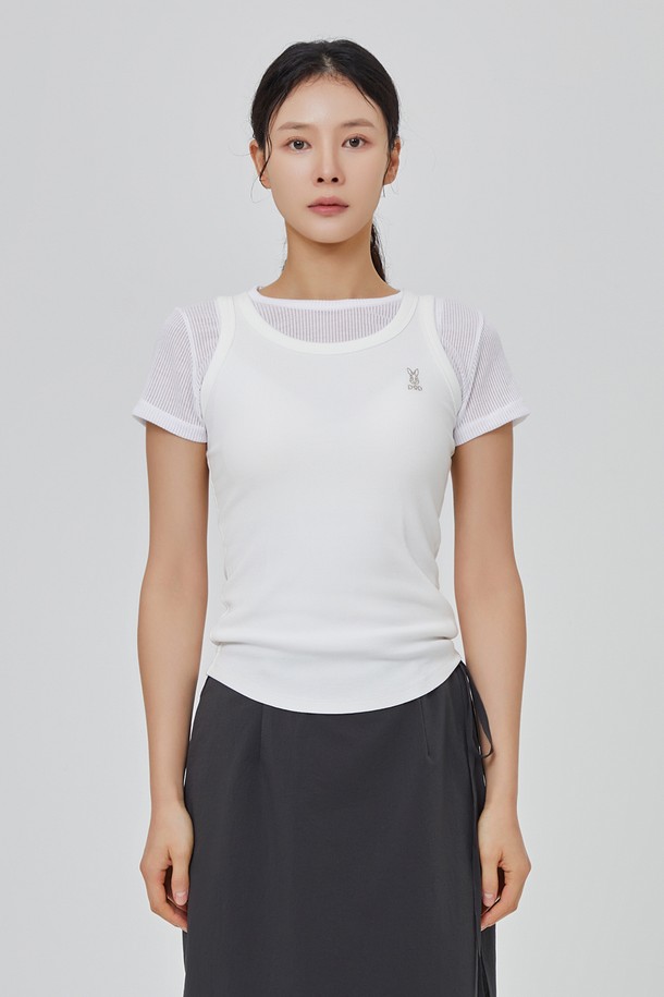 **골지 슬리브리스 티셔츠 여자(오프 화이트 2)**는 여름철 피트니스룩과 일상복으로 활용하기 좋은 여성용 슬리브리스 티셔츠입니다. 부드러운 면 소재에 얇은 두께감으로 제작되어 흡습 및 통기성이 뛰어나 쾌적한 착용감을 선사합니다. 베이직하고 스포티한 스타일을 연출하며, 라운드넥과 민소매 디자인이 특징입니다. 레귤러핏과 골지 패턴으로 시각적인 포인트를 더했으며, 오프 화이트 컬러로 다양한 하의와 매치하기 용이합니다.
