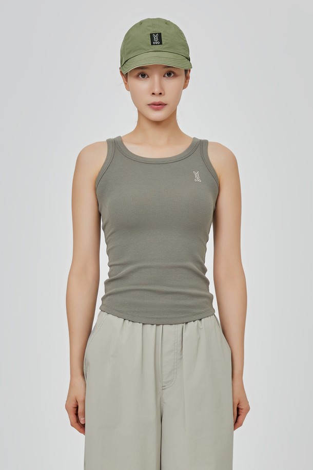 다크민트 컬러의 골지 슬리브리스 티셔츠입니다. 여름 시즌에 어울리는 여성 의류로, 스포티하면서도 베이직한 스타일을 연출합니다. 레이온, 아크릴, 면, 폴리우레탄 혼방 소재로 제작되어 신축성이 뛰어나 편안한 착용감을 제공합니다. 라운드넥 디자인에 레귤러 기장으로, 피트니스룩 또는 휴가룩에 적합하며, 단독 또는 레이어드하여 다양한 스타일을 연출할 수 있습니다. 가슴 부분에는 자수 로고 포인트가 있으며, 적당한 두께감으로 비침 걱정 없이 착용 가능합니다.
