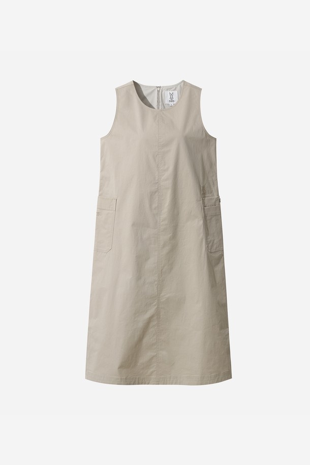 **코나 슬리브리스 원피스 여자(아이보리 다크)**는 여름 스타일을 완성하는 여성용 슬리브리스 원피스입니다. 아이보리 컬러의 무지 디자인으로, 베이직하면서도 미니멀한 매력을 선사합니다. H라인 치마핏과 레귤러핏으로 편안하게 착용 가능하며, 라운드넥 디자인이 깔끔한 인상을 더합니다. 데이트룩, 카페룩, 여름 바캉스룩 등 다양한 TPO에 활용할 수 있으며, 미니멀, 클래식, 캐주얼 스타일을 즐겨 입는 분들께 추천합니다. 얇은 두께감으로 시원하게 즐길 수 있는 여름 필수 아이템입니다.
