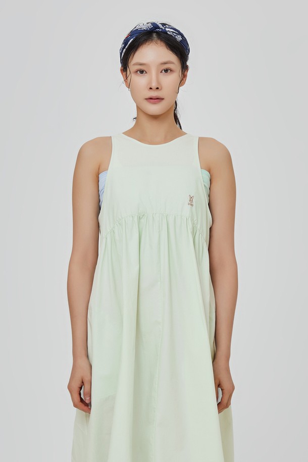 "이지 알로하 라운지 원피스 여자(L.MINT)"는 부드러운 면 소재로 제작되어 편안한 착용감을 제공합니다. 라이트 민트 컬러에 알로하 패턴이 더해져 휴양지 무드를 연출하며, 넉넉한 루즈핏과 민소매 디자인으로 시원하게 착용 가능합니다. 봄부터 여름까지 간절기에도 단품 또는 레이어드하여 활용할 수 있으며, 캐주얼, 리조트, 미니멀 스타일을 즐기는 여성분들께 추천합니다. 휴양지룩, 여행룩, 휴가룩으로 활용하여 편안하면서도 스타일리시한 룩을 완성해보세요.
