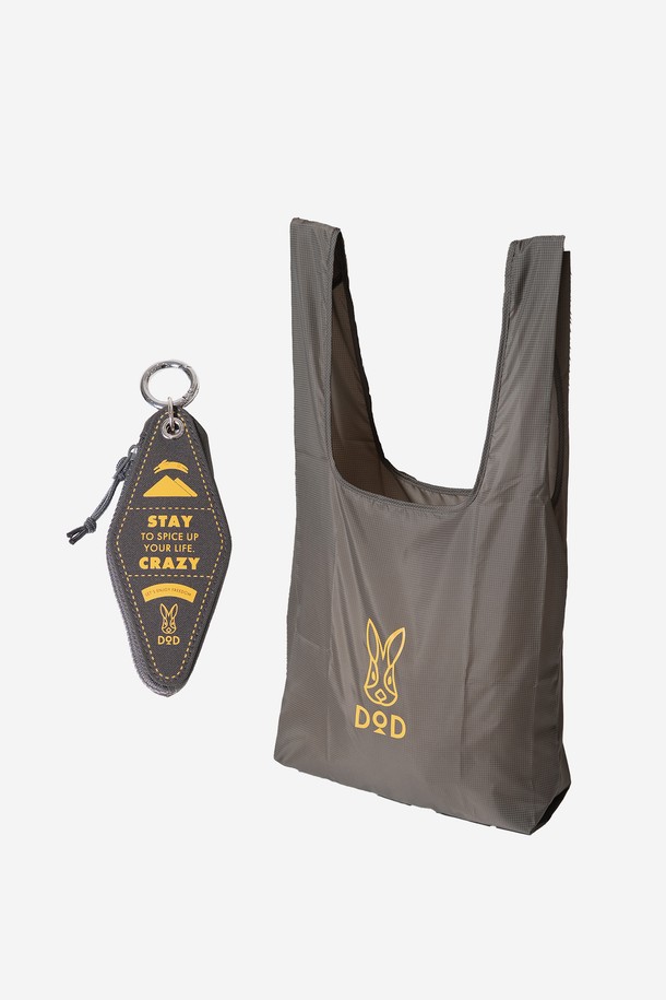 스파이스 업 에코 백(GREY)은 가볍고 튼튼한 나일론 소재의 미디엄 사이즈 에코백입니다. 그레이 컬러에 로고 패턴으로 포인트를 주어 캐주얼, 미니멀, 스트리트 스타일을 연출하기 좋습니다. 접이식 디자인으로 휴대성이 뛰어나 일상, 쇼핑 시 편리하게 사용 가능하며, 쇼핑룩, 동네 마실룩에 잘 어울립니다. 친환경적이며 재사용이 가능하여 실용적인 아이템입니다. 사각형 모양의 심플한 디자인으로 다양한 스타일에 매치하기 좋습니다.
