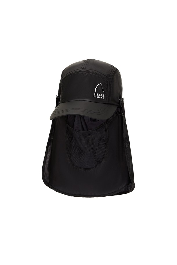 라센(LASSEN) 초경량 선쉐이드캡 BLACK은 하이킹, 일상 등 다양한 상황에 어울리는 모자입니다. 공용으로 착용 가능한 블랙 컬러의 무지 디자인으로, 여름철 야외 활동에 적합합니다. 얇고 가벼운 나일론 소재를 사용하여 착용감이 우수하며, 모자 깊이 12-12.5cm, 챙 넓이 7.5-8cm로 햇빛을 효과적으로 차단합니다. 탈부착 마스크, 차양막, 드로우코드, 스토퍼, 재귀반사 로고 등의 디자인 디테일이 돋보이며, 초경량, 발수, 통기성, 사이즈 조절 기능으로 편안한 착용감을 제공합니다. 3-WAY 선쉐이드캡, 메쉬 소재 마스크, 탄성 밴드, 컴팩트 땀밴드 등의 부가 기능으로 실용성을 더했습니다. 여행룩, 휴가룩, 등산룩 등 캐주얼, 고프코어, 미니멀 스타일을 즐기는 분들께 추천합니다.
