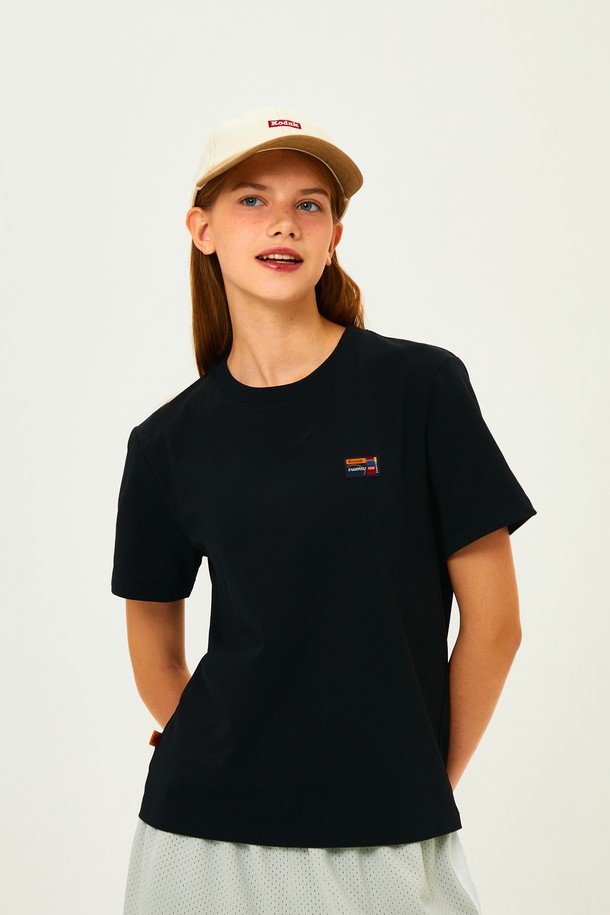 플래시 필름 반팔 티셔츠 우먼 BLACK는 코닥 컬러 디자인과 필름 아카이브 프린트가 돋보이는 여성용 티셔츠입니다. 부드러운 촉감과 신축성 좋은 면, 폴리에스테르 혼방 소재로 제작되어 편안한 착용감을 제공합니다. 라운드넥에 오버핏으로 디자인되어 캐주얼, 미니멀, 스트리트 스타일을 연출하기 좋습니다. 봄, 여름 시즌에 동네 마실룩, 쇼핑룩, 카페룩 등 다양한 TPO에 활용하기 좋은 아이템입니다. 블랙과 화이트 2가지 색상으로 만나보세요.
